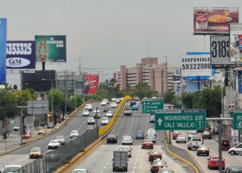 Crece la publicidad ilegal en CDMX: acusan a tres empresas de operar sin licencia