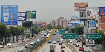 Crece la publicidad ilegal en CDMX: acusan a tres empresas de operar sin licencia