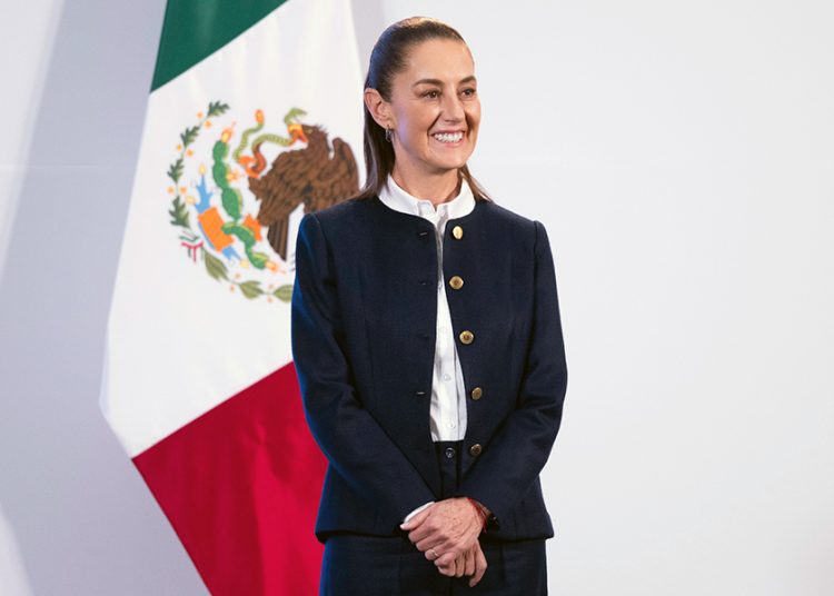 Claudia Sheinbaum recorrió la costera de Acapulco y destacó que el puerto está de pie