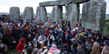 Miles celebran el solsticio de invierno en Stonehenge, Inglaterra