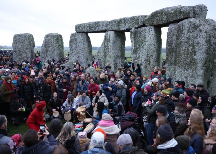 Cerca de 8,500 personas se reunieron en Stonehenge para celebrar el solsticio de invierno y presenciar el amanecer más corto del año. EFE/EPA/NEIL HALL