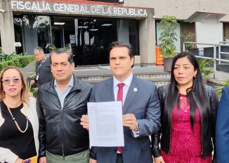 Diputados presentan denuncia ante la FGR contra García Cabeza de Vaca