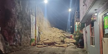 Deslizamiento de tierra en Álvaro Obregón afecta cuatro viviendas y obliga a evacuar a 15 personas