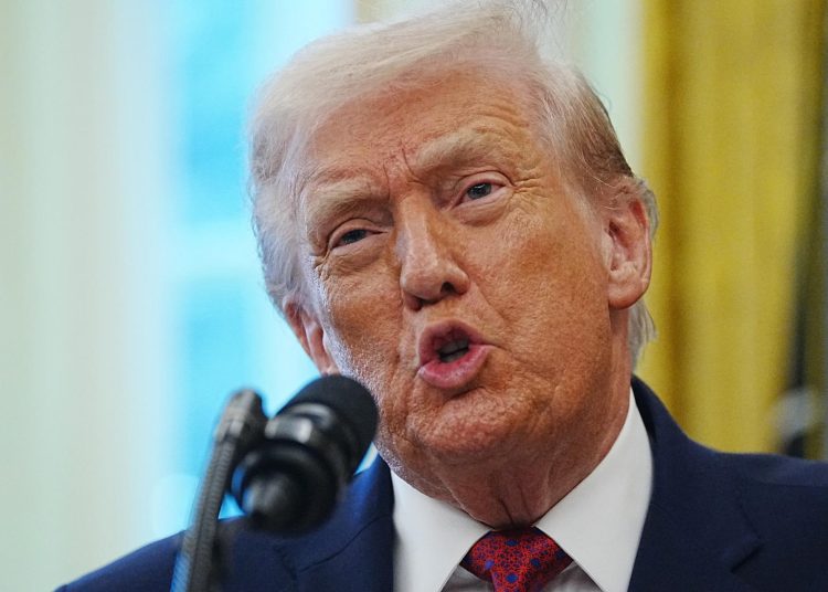 Donald Trump asegura estar más cerca que nunca de un acuerdo de paz en Ucrania. EFE/EPA/BONNIE CASH / POOL