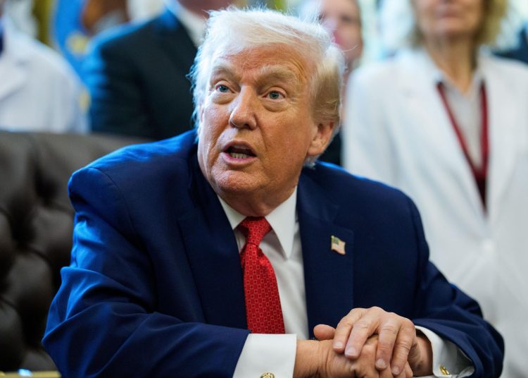 El presidente Trump afirma que no necesita aprobación del Congreso para actuar contra el narcotráfico en Venezuela. EFE/EPA/AARON SCHWARTZ / POOL
