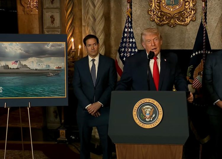 Captura de video tomada de una transmisión de La Casa Blanca del presidente de Estados Unidos, Donald Trump (c), durante un anuncio junto al secretario de Estado, Marco Rubio (i), y el secretario de Guerra, Peter Hegseth, este lunes, desde su residencia en Mar-a-Lago en Palm Beach, Florida (EE.UU.). EFE/ La Casa Blanca