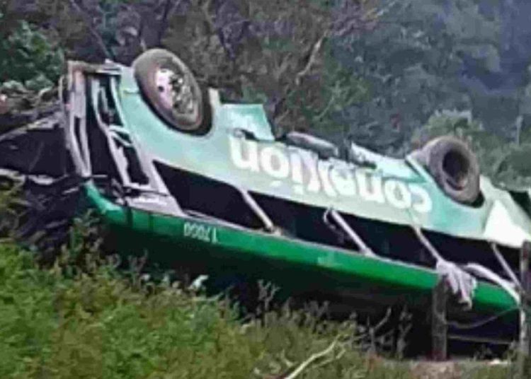 Volcadura de autobús en Zontecomatlán dejó 10 fallecidos y decenas de heridos