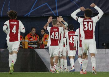 Los jugadores del Ajax celebran el segundo gol del equipo neerlandés durante el partido de la jornada 7 de la Liga de Campeones