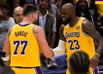 Luka Doncic y LeBron James fueron este martes piezas claves de los Lakers, con 30 puntos cada uno, en la victoria de Los Ángeles por 103-111