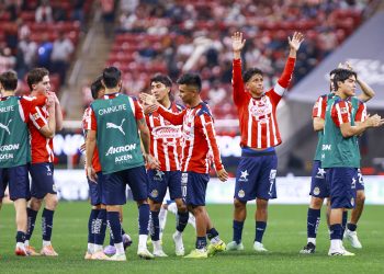 Las Chivas de Guadalajara del entrenador argentino Gabriel Milito, derrotaron este sábado por 2-0 a los Tuzos de Pachuca, en el debut de ambos