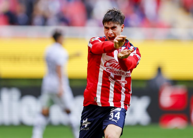 Las Chivas de Guadalajara, club dirigido por el entrenador argentino Gabriel Milito, derrotó este sábado por 2-1 a Querétaro y tomó provisionalmente