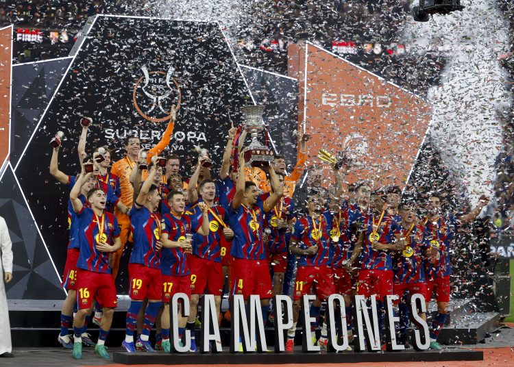 Un doblete del brasileño Raphinha dio el triunfo al Barcelona ante el Real Madrid en la final de la Supercopa de España (3-2), en la conquista de la decimosexta