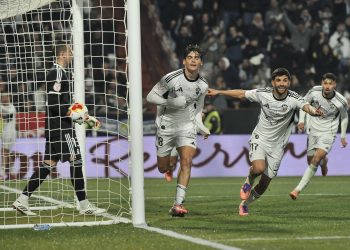 Los jugadores del Albacete celebran su primer gol, obra del defensa Javi Villar (3d) durante el partido de octavos de final de la Copa del Rey