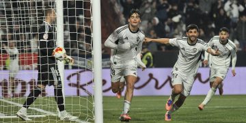 Los jugadores del Albacete celebran su primer gol, obra del defensa Javi Villar (3d) durante el partido de octavos de final de la Copa del Rey