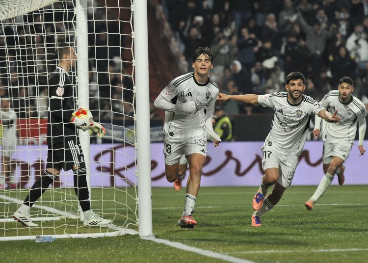 Los jugadores del Albacete celebran su primer gol, obra del defensa Javi Villar (3d) durante el partido de octavos de final de la Copa del Rey