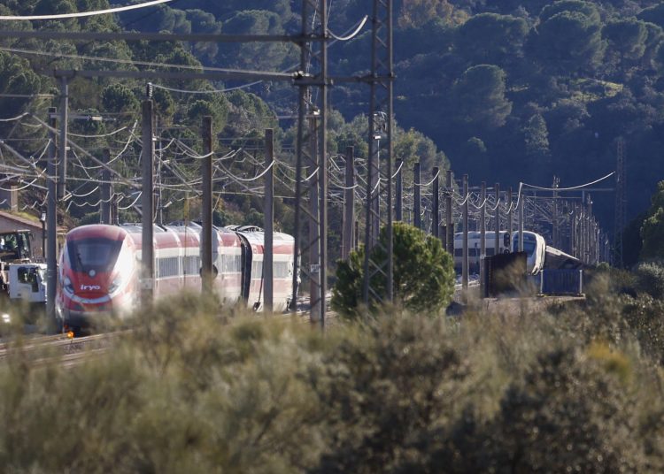 Se eleva el número de muertos en el accidente de trenes de España | FOTO EFE