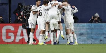 El delantero francés del Real Madrid Kylian Mbappé celebra con sus compañeros su segundo gol de penalti