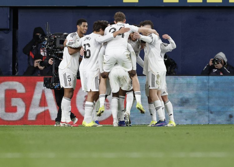 El delantero francés del Real Madrid Kylian Mbappé celebra con sus compañeros su segundo gol de penalti