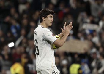 El delantero del Real Madrid Gonzalo García se lleva el balón tras marcar tres goles en el partido de LaLiga