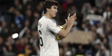 El delantero del Real Madrid Gonzalo García se lleva el balón tras marcar tres goles en el partido de LaLiga