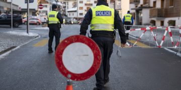 Suiza: Incendio masivo en estación de esquí deja decenas de jóvenes fallecidos
