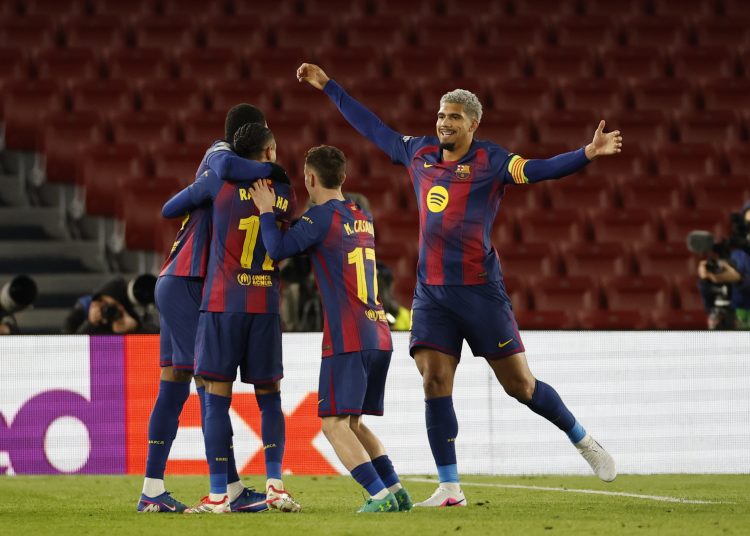 Los jugadores del FC Barcelona celebran el cuarto gol de su equipo durante el encuentro correspondiente a la última jornada de la fase regular de Liga de Campeones
