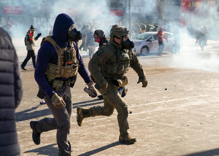 Minnesota moviliza a Guardia Nacional tras muerte de hombre a manos de un agente federal