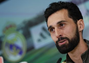 El entrenador del Real Madrid Álvaro Arbeloa ofrece una rueda de prensa tras el entrenamiento del equipo en la Ciudad Deportiva