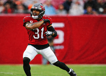 Los Tampa Bay Buccaneers derrotaron este sábado 16-14 a los Carolina Panthers en la semana 18, última de la temporada de la NFL, triunfo