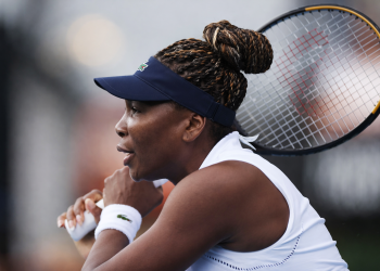 Eala reaccionó a tiempo para remontar a la croata Donna Vekic y alargar su estancia en el torneo de Auckland que terminó para la veterana estadounidense Venus Williams