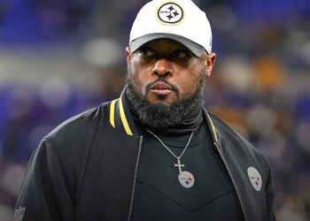 Mike Tomlin cerrará una era histórica al frente de los Pittsburgh Steelers. Tras 19 temporadas como entrenador en jefe, el estratega de 53 años comunicó a sus jugadores que dejará el cargo