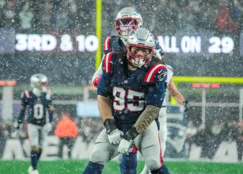Los New England Patriots superaron este domingo bajo la nieve de Boston a la temible defensa de los Houston Texans (28-16) y sellaron su pase