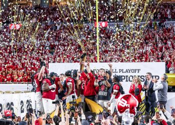 El 'quarterback' Fernando Mendoza, crecido en Florida y de origen cubano, completó este lunes la obra maestra de los Indiana Hoosiers y dirigió el 27-21
