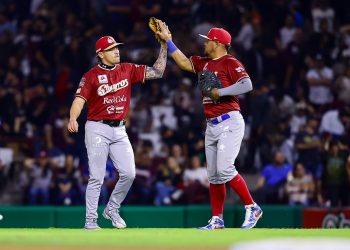 Los Charros de Jalisco continúan firmes en la Serie Final de la Liga Mexicana del Pacífico. Este viernes, la novena jalisciense desplegó una ofensiva de 14 imparables