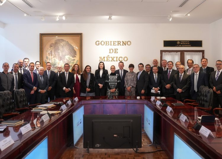¿Peligra el tratado comercial? Sheinbaum y banqueros analizan la economía ante los aranceles de Trump