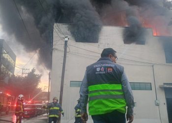 ¡Última hora! Fuerte incendio en fábrica de San Pedro de los Pinos moviliza a Bomberos.