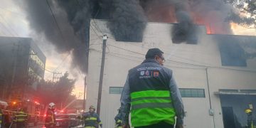 ¡Última hora! Fuerte incendio en fábrica de San Pedro de los Pinos moviliza a Bomberos.