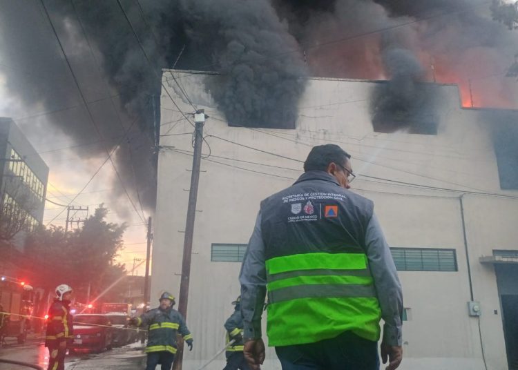 ¡Última hora! Fuerte incendio en fábrica de San Pedro de los Pinos moviliza a Bomberos.