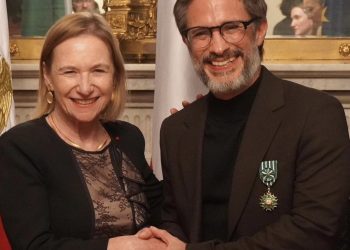 Francia condecora a Gael García Bernal con la Orden de las Artes y las Letras