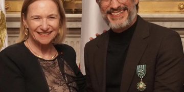 Francia condecora a Gael García Bernal con la Orden de las Artes y las Letras