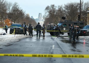 Gobierno de Trump dice que mujer abatida en Minnesota usó su vehículo como arma