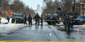 Gobierno de Trump dice que mujer abatida en Minnesota usó su vehículo como arma