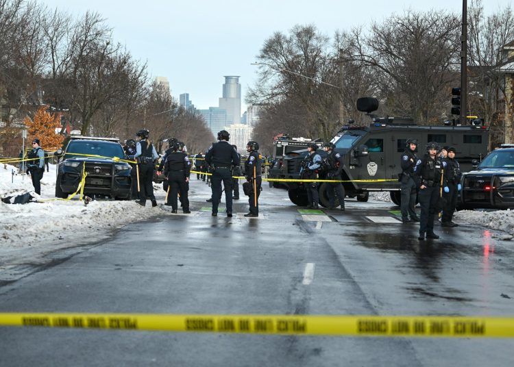 Kristi Noem defendió la actuación de agentes migratorios tras el tiroteo en Minnesota. EFE/EPA/CRAIG LASSIG