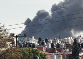 Desalojan viviendas por incendio masivo en depósito de pinturas en Ecatepec