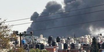 Desalojan viviendas por incendio masivo en depósito de pinturas en Ecatepec
