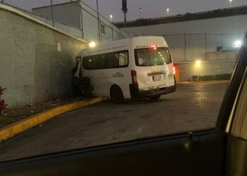Al menos 14 pasajeros lesionados tras choque de una unidad del servicio público en Tlalnepantla