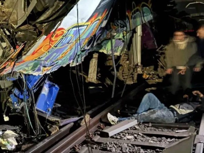 Un muerto, cuatro heridos graves y otros 33 afectados por accidente de tren en Barcelona | FOTO X : @elmundoes