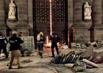 ¿Fue provocado? Investigan causas del incendio ocurrido esta madrugada en la Catedral de Puebla.