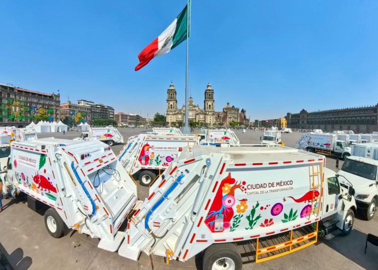 La jefa de gobierno de la Ciudad de México, Clara Brugada, encabezó la entrega de 50 nuevos camiones recolectores de residuos
