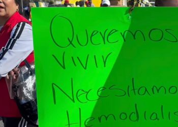 Pacientes renales bloquean vialidad frente a hospital Pedro López en Ixtapaluca